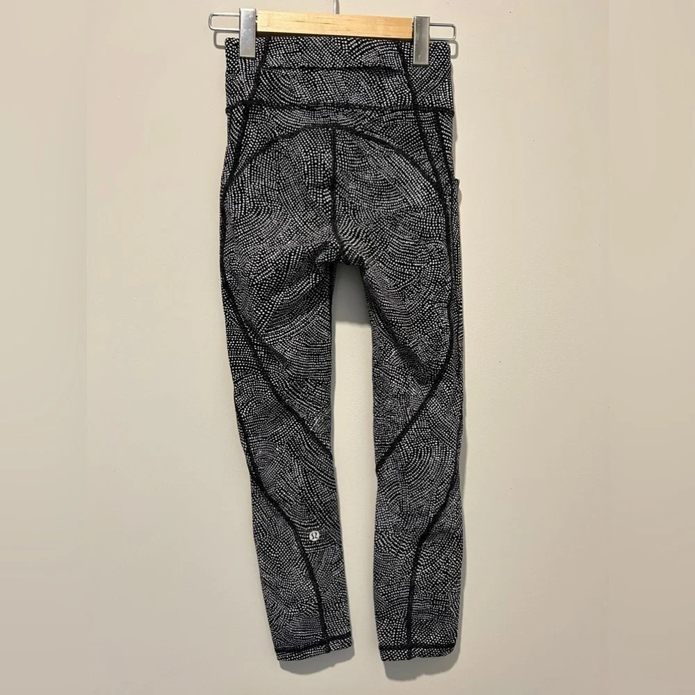 Lululemon Time To Sweat Crop *23" Free Spirit Alpine White Black size 2 - Picture 5 of 7